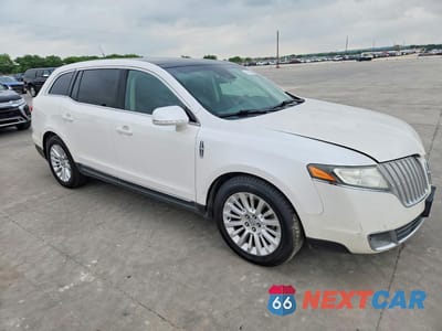 Czwarte zdjęcie samochodu z boku: 2012 LINCOLN MKT VIN:2LMHJ5AT9CBL55080 - miniatura