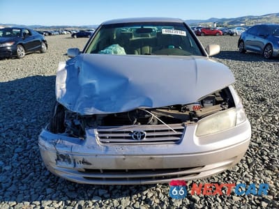 Piąte zdjęcie samochodu w środku: 1999 TOYOTA CAMRY CE VIN:4T1BG22K6XU522385 - miniatura