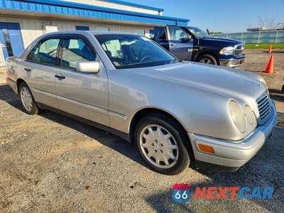 Czwarte zdjęcie samochodu z boku: 1998 MERCEDES-BENZ E 320 VIN:WDBJF65F7WA528722 - miniatura