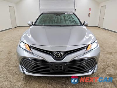Piąte zdjęcie samochodu w środku: 2018 TOYOTA CAMRY LE VIN:4T1B11HK5JU090351 - miniatura