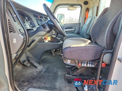 Piąte zdjęcie samochodu w środku: 2016 KENWORTH T680 SEMI TRUCK VIN:1XKYA48X7GJ496707 - miniatura