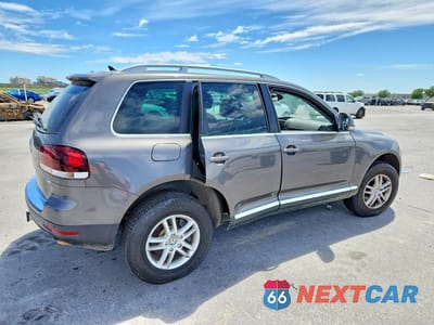 Trzecie zdjęcie samochodu z tyłu: 2010 VOLKSWAGEN TOUAREG V6 VIN:WVGBF7A95AD002040 - miniatura