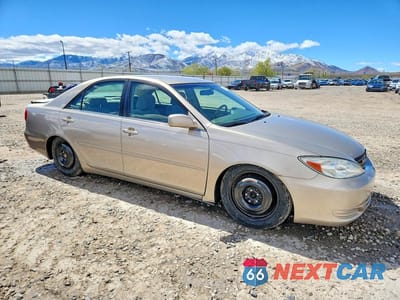 Czwarte zdjęcie samochodu z boku: 2002 TOYOTA CAMRY LE VIN:4T1BE32K32U514118 - miniatura