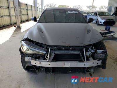 Piąte zdjęcie samochodu w środku: 2019 ALFA ROMEO GIULIA QUADRIFOGLIO VIN:ZARFAMEV4K7599861 - miniatura