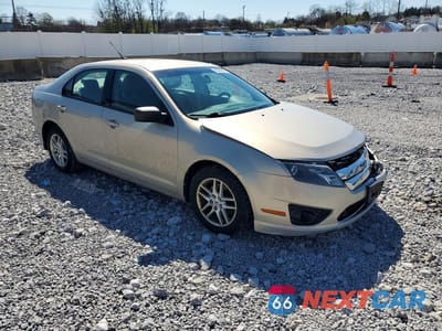 Czwarte zdjęcie samochodu z boku: 2010 FORD FUSION S VIN:3FAHP0GA8AR165816 - miniatura