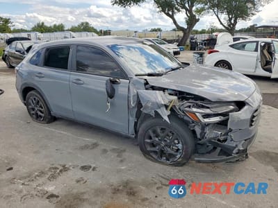 Czwarte zdjęcie samochodu z boku: 2023 HONDA HR-V SPORT VIN:3CZRZ1H52PM700817 - miniatura