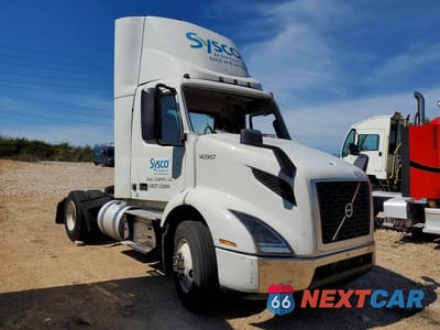 2023 VOLVO VNR SEMI TRUCK 4V4W39EG3PN332270 - główne zdjęcie licytacji z USA - miniatura