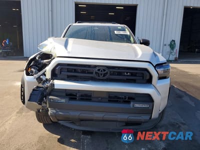 Piąte zdjęcie samochodu w środku: 2025 TOYOTA 4RUNNER SR5 VIN:JTEVA5BR9S5053017 - miniatura