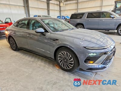 Czwarte zdjęcie samochodu z boku: 2024 HYUNDAI SONATA HYBRID LIMITED VIN:KMHL54JJ2RA102335 - miniatura