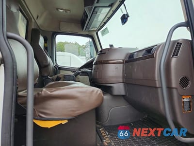 Piąte zdjęcie samochodu w środku: 2016 VOLVO VNM REFRIGERATED BOX TRUCK VIN:4V5MC9DF2GN971672 - miniatura