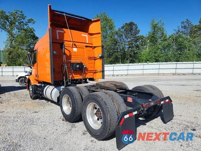 Trzecie zdjęcie samochodu z tyłu: 2021 VOLVO VNR SEMI TRUCK VIN:4V4WC9EH8MN279697 - miniatura
