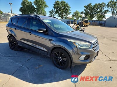 Czwarte zdjęcie samochodu z boku: 2017 FORD ESCAPE TITANIUM VIN:1FMCU0J93HUC67275 - miniatura