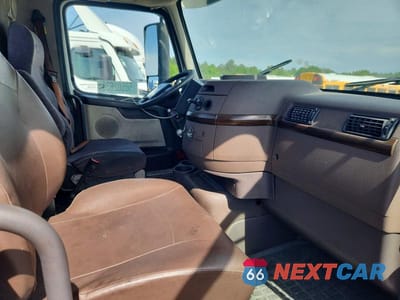 Piąte zdjęcie samochodu w środku: 2017 VOLVO VNL SEMI TRUCK VIN:4V4N39TG1HN988144 - miniatura