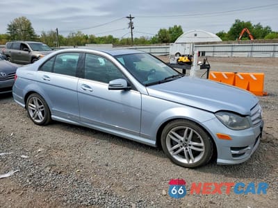Czwarte zdjęcie samochodu z boku: 2013 MERCEDES-BENZ C 300 4MATIC VIN:WDDGF8AB4DG058109 - miniatura