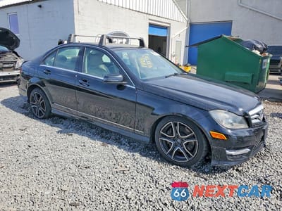 Czwarte zdjęcie samochodu z boku: 2013 MERCEDES-BENZ C 300 4MATIC VIN:WDDGF8AB2DR281267 - miniatura