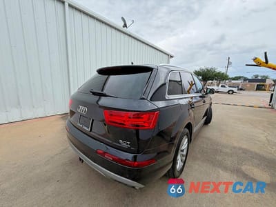 Czwarte zdjęcie samochodu z boku: 2017 AUDI Q7 PREMIUM PLUS VIN:WA1LAAF78HD019107 - miniatura