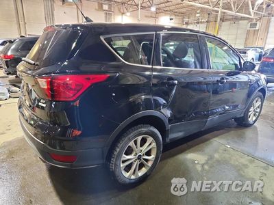 Trzecie zdjęcie samochodu z tyłu: 2019 FORD ESCAPE SE VIN:1FMCU0GD5KUA16082 - miniatura