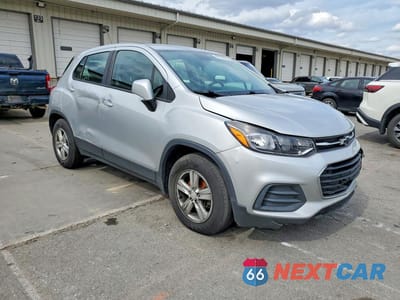 Czwarte zdjęcie samochodu z boku: 2020 CHEVROLET TRAX LS VIN:KL7CJKSB4LB311523 - miniatura