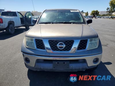 Piąte zdjęcie samochodu w środku: 2005 NISSAN FRONTIER SE VIN:1N6AD06U85C401432 - miniatura