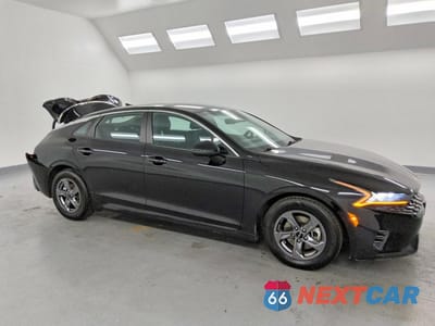 Czwarte zdjęcie samochodu z boku: 2023 KIA K5 LXS VIN:5XXG14J22PG203340 - miniatura