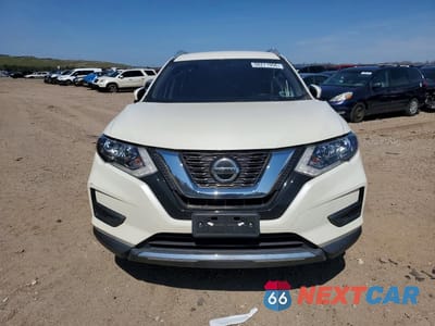 Piąte zdjęcie samochodu w środku: 2019 NISSAN ROGUE S VIN:JN8AT2MV9KW374284 - miniatura