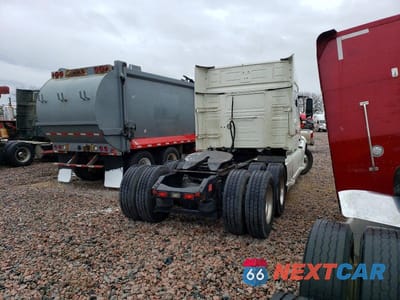 Czwarte zdjęcie samochodu z boku: 2020 VOLVO VN VNL - SEMI TRUCK VIN:4V4NC9EH1LN197238 - miniatura
