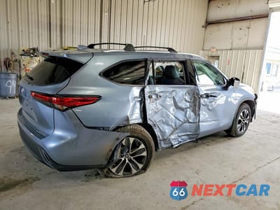 Trzecie zdjęcie samochodu z tyłu: 2021 TOYOTA HIGHLANDER XLE VIN:5TDGZRBH7MS128380 - miniatura