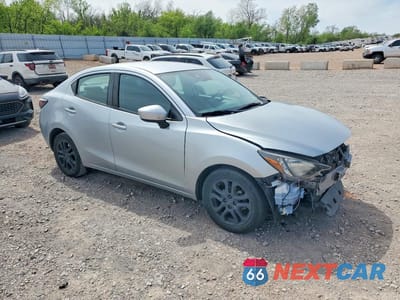 Czwarte zdjęcie samochodu z boku: 2017 TOYOTA YARIS IA BASE VIN:3MYDLBYV0HY175114 - miniatura