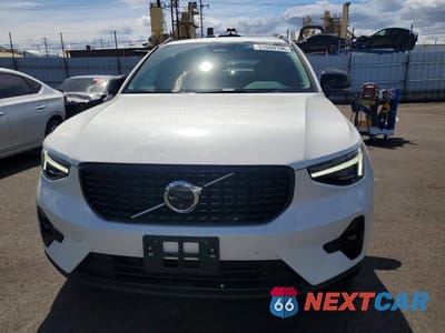 Piąte zdjęcie samochodu w środku: 2024 VOLVO XC40 PLUS VIN:YV4L12UL7R2362268 - miniatura