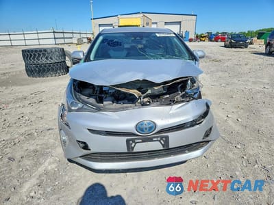 Piąte zdjęcie samochodu w środku: 2016 TOYOTA PRIUS FOUR TOURING VIN:JTDKARFUXG3518811 - miniatura