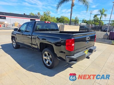 Trzecie zdjęcie samochodu z tyłu: 2018 CHEVROLET SILVERADO C1500 LT VIN:1GCRCREC1JZ259602 - miniatura