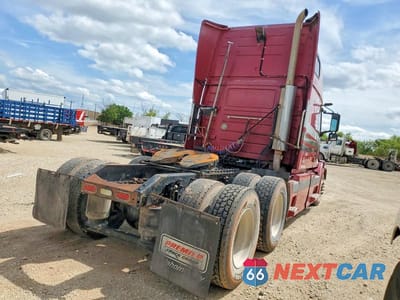 Czwarte zdjęcie samochodu z boku: 2004 VOLVO VNL SEMI TRUCK VIN:4V4NC9TH14N363570 - miniatura