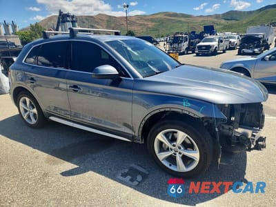 Czwarte zdjęcie samochodu z boku: 2020 AUDI Q5 PREMIUM VIN:WA1ANAFY5L2084652 - miniatura