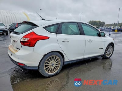 Trzecie zdjęcie samochodu z tyłu: 2014 FORD FOCUS BEV VIN:1FADP3R49EL274121 - miniatura