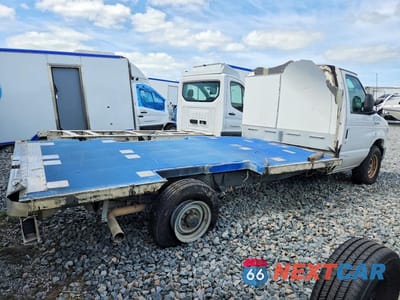 Trzecie zdjęcie samochodu z tyłu: 2023 FORD E350 FLATBED TRUCK VIN:1FDWE3FK7PDD09744 - miniatura