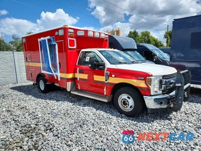 Czwarte zdjęcie samochodu z boku: 2019 FORD F350 SUPER DUTY VIN:1FDRF3GT5KEF24544 - miniatura