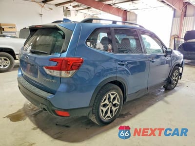 Trzecie zdjęcie samochodu z tyłu: 2021 SUBARU FORESTER PREMIUM VIN:JF2SKAJCXMH414171 - miniatura