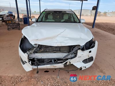 Piąte zdjęcie samochodu w środku: 2019 VOLVO XC60 T5 MOMENTUM VIN:LYV102DK4KB250164 - miniatura