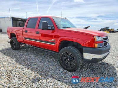 Czwarte zdjęcie samochodu z boku: 2006 CHEVROLET SILVERADO K2500 HEAVY DUTY VIN:1GCHK23D26F267766 - miniatura