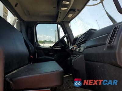 Piąte zdjęcie samochodu w środku: 2025 FREIGHTLINER BUSINESS CLASS M2 DIGGER DERRICK TRUCK VIN:3ALDCXFC6SDVZ3946 - miniatura