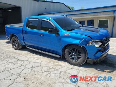 Czwarte zdjęcie samochodu z boku: 2023 CHEVROLET SILVERADO K1500 LT TRAIL BOSS VIN:3GCUDFE87PG120780 - miniatura