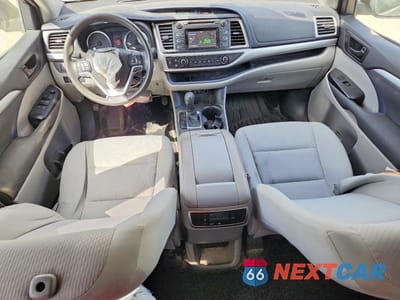 Zdjęcie 8 z 12 samochodu: 2018 TOYOTA HIGHLANDER LE VIN:5TDZARFH3JS041257 - miniatura