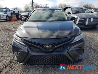 Piąte zdjęcie samochodu w środku: 2018 TOYOTA CAMRY LE VIN:4T1B11HK2JU079193 - miniatura