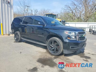 Czwarte zdjęcie samochodu z boku: 2018 CHEVROLET SUBURBAN K1500 LT VIN:1GNSKHKC3JR116645 - miniatura