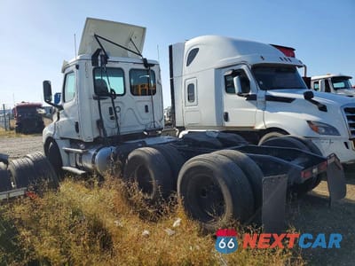 Trzecie zdjęcie samochodu z tyłu: 2019 FREIGHTLINER CASCADIA 1 - SEMI TRUCK VIN:3AKJHLDR4KSKH2892 - miniatura