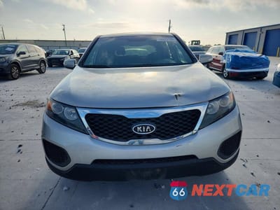Piąte zdjęcie samochodu w środku: 2012 KIA SORENTO LX VIN:5XYKT3A18CG303230 - miniatura