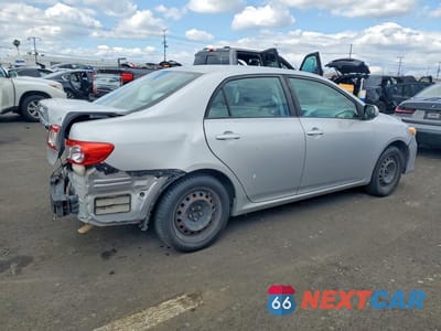 Trzecie zdjęcie samochodu z tyłu: 2011 TOYOTA COROLLA LE VIN:2T1BU4EE5BC575907 - miniatura
