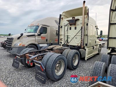 Czwarte zdjęcie samochodu z boku: 2013 FREIGHTLINER CASCADIA SEMI TRUCK VIN:1FUJGLDRXDLBX8153 - miniatura
