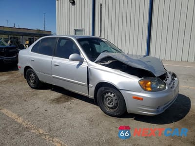 Czwarte zdjęcie samochodu z boku: 2005 HYUNDAI ACCENT GL VIN:KMHCG45CX5U625326 - miniatura
