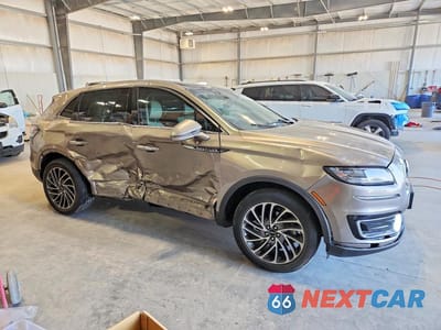 Czwarte zdjęcie samochodu z boku: 2019 LINCOLN NAUTILUS RESERVE VIN:2LMPJ8L97KBL13763 - miniatura
